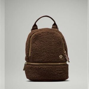 Lululemon City Adventurer Backpack Micro 3L *Fleece
Brown Earth / Gold